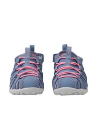 Scarpe in tessuto blu con lacci elastici rosa, soletta imbottita e suola in gomma bianca con pattern antiscivolo, adatte per un look casual.