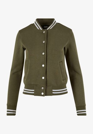 Oliivroheline pommija jakki, mis on valmistatud pehmest materjalist, esitades ees klappnupud, kaks küljetaskut ning valgete triipudega ribakudumisvarrukad ja äär.