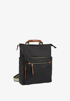 Zwarte nylon rugzak met bruine leren accenten. Hoofdvak met ritssluiting, voorkant met ritsvak, gestreepte schouderband.