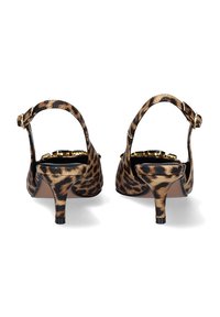 Zapatos de tacón tipo slingback con estampado de leopardo, con una cinta curvada, tacón bajo tipo kitten y detalles de hardware dorado. Textura suave con suela negra.