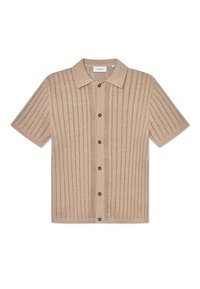 Beżowa koszulka polo z krótkim rękawem, dzianinowa, z pionowym prążkowanym wzorem i pięcioma ciemnymi guzikami z przodu. Klasyczny kołnierzyk i dopasowany fason.