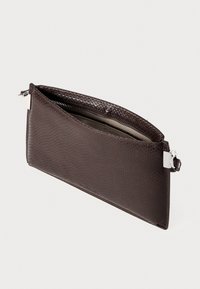 Clutch in pelle marrone scuro con texture, dotato di una cerniera superiore e accessori in argento, mostrato parzialmente aperto su uno sfondo neutro.