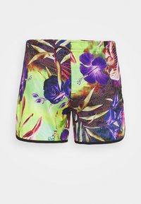 Shorts de bain floraux colorés avec des verts, des violets et des roses vibrants, une ceinture et des bordures noires, représentant une variété de plantes tropicales.
