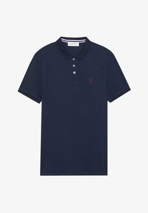 Navyblaues Polohemd aus strukturiertem Stoff mit einem Drei-Knopf-Verschluss, kurzen Ärmeln und einem kleinen gestickten Emblem auf der Brust.