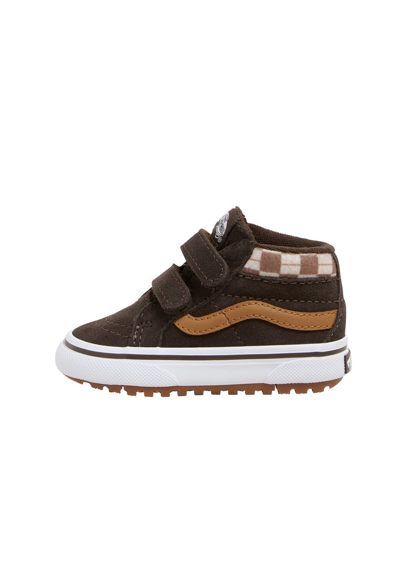 Dunkelbrauner Wildleder-Hochschaftschuh mit Klettverschlussriemen, weißer Gummisohle und braunem karierten Akzenten am Schaft. Verfügt über einen klassischen seitlichen Streifen.