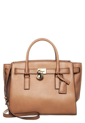 Sac à main en cuir marron clair avec doubles poignées, détail de fermeture dorée, sangle latérale et forme rectangulaire sur fond blanc.