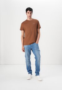 Tommy Jeans AUSTIN - Blugi conici - blue denim