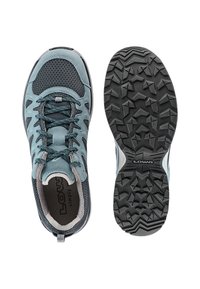 Blau- und schwarze Wanderschuhe mit einem Obermaterial aus Mesh und Wildleder, gemusterter Gummisohle und reflektierenden Schnürsenkeln, dargestellt in Front- und Unteransicht.
