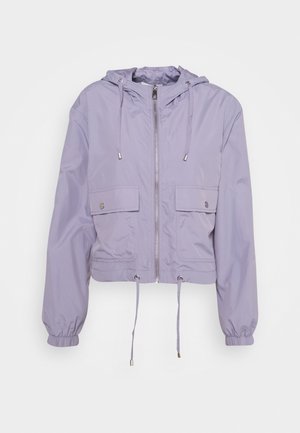 Lichtpaarse gewatteerde jas met capuchon, voorzien van een ritssluiting aan de voorkant, twee klepzakken met drukknoop, elastische manchetten en verstelbare trekkoorden aan de zoom en capuchon.