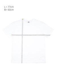 T-shirt blanc à manches courtes avec des rubans à mesurer verticaux et horizontaux montrant une longueur de 77 cm et une largeur de 60 cm sur fond blanc.
