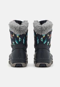 Czarne i szare zimowe buty z puszystym szarym kołnierzem, zdobione kolorowym wzorem przedstawiającym różnorodne narzędzia na górnym materiale oraz grubą podeszwą.