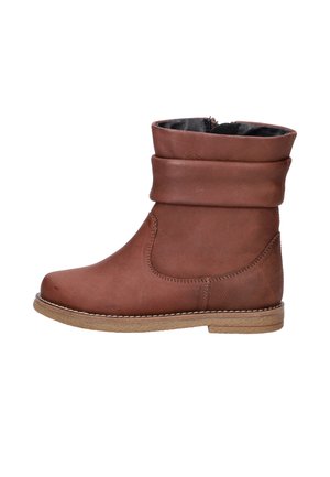 Bruine enkellaars met opgevouwen boord, zijrits, platte zool en zichtbare stiksels op een glad leren oppervlak.