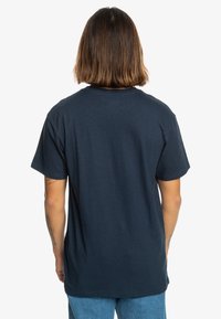 Marineblaues T-Shirt mit kurzen Ärmeln, weicher Textur, Rundhalsausschnitt, lockere Passform, mit einem einfarbigen Rücken, ohne sichtbare Marken oder Muster.