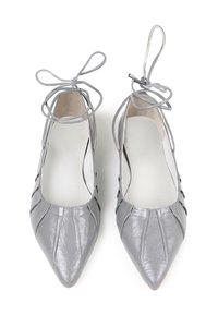 Bailarinas de cuero gris con punta afilada, que presentan cordones en el tobillo y textura de rayas verticales en la parte superior. Forro interior suave.