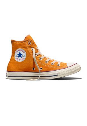 Oranger High-Top Converse All Star Sneaker mit weißen Schnürsenkeln und Gummisohle, im Seitenprofil auf weißem Hintergrund dargestellt.