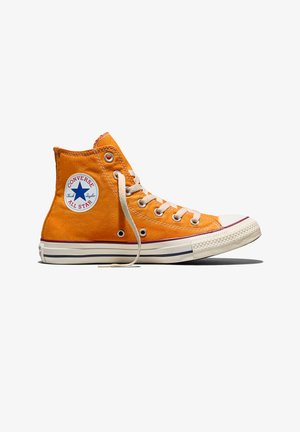 Oranger High-Top Converse All Star Sneaker mit weißen Schnürsenkeln und Gummisohle, im Seitenprofil auf weißem Hintergrund dargestellt.