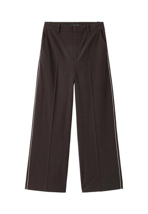 Pantalones de tela suave en color marrón y de pierna ancha con rayas laterales blancas. Presenta bolsillos frontales y una cinturilla alta.
