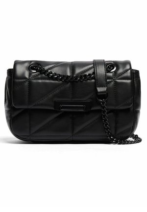 Sac bandoulière en cuir matelassé noir avec fermeture à rabat et bandoulière chaîne en métal noire, posé à plat sur fond blanc.