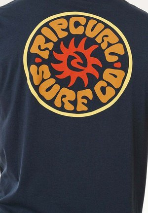 Marineblå bomuldst-shirt med et stort rundt grafisk motiv på ryggen med en solindretning i rød og gul og teksten "Ripcurl Surf Co."