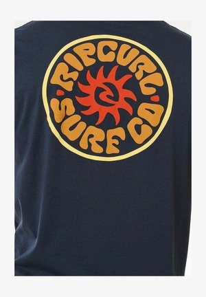 Marineblauw katoenen T-shirt met een grote cirkelvormige afbeelding op de achterkant met een zonontwerp in rood en geel, en de tekst "Ripcurl Surf Co."