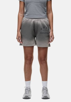 Grijze katoenen shorts in een blend met een trekkoord in de taille, met een vervaagd effect en gedrukte tekst in donkergrijs. Gepaard met een bijpassend grijs t-shirt.