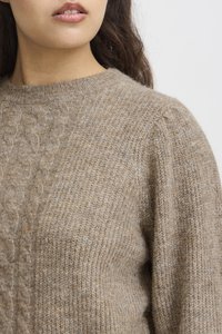 Maglione a trecce in lana marrone chiaro con collo a girocollo a coste e dettagli testurizzati sulla spalla. Tessuto morbido e caldo con un aspetto misto.