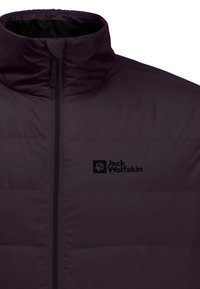 Giacca isolante di un viola scuro con colletto alto, zip frontale completa e logo nero sul petto sinistro. Tessuto liscio, design trapuntato.