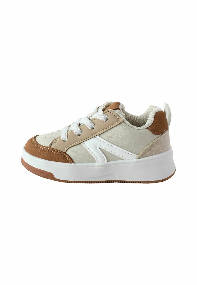 Des baskets avec une tige en synthétique beige et marron, des accents blancs, un bout rond, un laçage et une semelle en caoutchouc blanche avec des crampons marron.