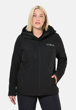 Černá softshellová bunda s kapucí, která má zipovou náprsní kapsu a boční kapsy. Materiál má hladký povrch s fleecovou podšívkou.