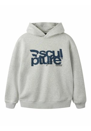 Sweat à capuche gris clair avec texte déformé bleu marine "SCULPTURE" et petit texte noir sur le devant, manches longues, poignets et ourlet côtelés.