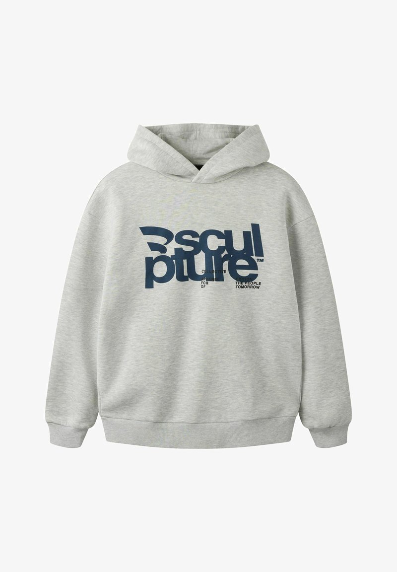 Sweat à capuche gris clair avec texte déformé bleu marine "SCULPTURE" et petit texte noir sur le devant, manches longues, poignets et ourlet côtelés.