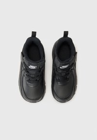Sapatilhas Nike pretas com parte superior em couro texturizado, forro têxtil acolchoado preto e sola de borracha preta. Apresenta atacadores e detalhe do logo.