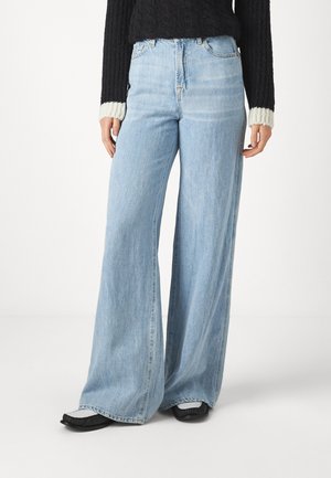 Breezy, lichtblauwe denim jeans met een hoge taille en subtiele vervaging. Bevat vijf zakken en een klassieke knoop- en ritssluiting.
