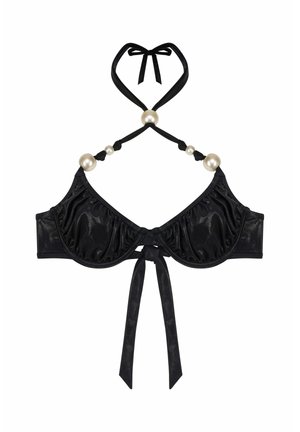 Soutien-gorge en satin noir avec des bonnets structurés, des détails froncés et des accents en perles. Il dispose d'un lien autour du cou et d'une fermeture avant en forme de nœud.