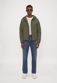 EA7 Emporio Armani TRAIN PREMIUM  JACKET - Jakna ispunjena paperjem - verde scuro