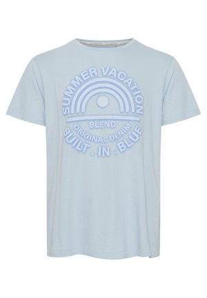 Hellblaues Baumwoll-T-Shirt mit Rundhalsausschnitt, kurzen Ärmeln und einem erhabenen Grafikdruck mit einem Regenbogen und Text in Weiß und Blau.