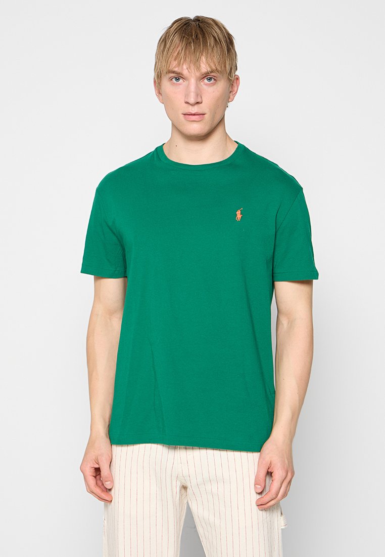 Zielona bawełniana koszulka z ribbowanym okrągłym dekoltem i krótkimi rękawami. Posiada wyszywane pomarańczowe logo na piersi.