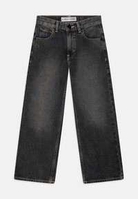 Černé široké džíny vyrobené z denimu; mají zesvětlený odstín, přední kapsy a modrou vyšitou nášivku na levé kapse.