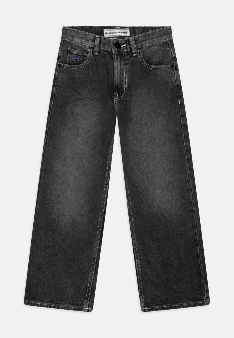 Černé široké džíny vyrobené z denimu; mají zesvětlený odstín, přední kapsy a modrou vyšitou nášivku na levé kapse.