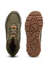 Olīvu zaļas kedas ar neilona augšu, strukturētiem pelēkiem akcentiem, brūnu gumijas zoli ar rakstainu protektoru un mīkstu pelēku oderi.