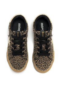 Sneakers con stampa leopardata, dotati di un upper in tessuto, lacci neri e una suola beige con un delicato accento a forma di stella su un lato.