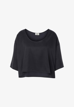 Blusa negra suelta recortada con escote ancho y redondo y mangas cortas, con detalle frontal en capas.