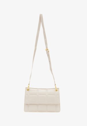 Krémová kožená kabelka s prošívaným designem, zlatými kovovými doplňky a nastavitelným popruhem. Zapínání se skládá z klopy s hladkým povrchem.