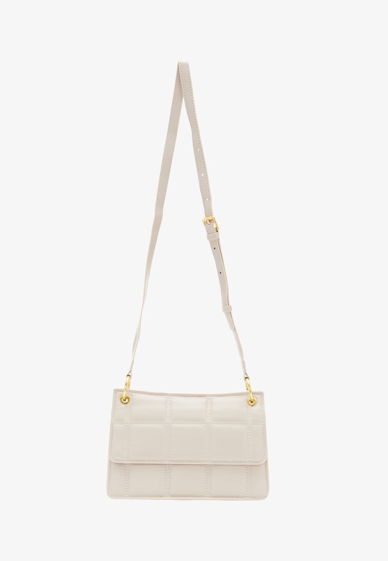 Cremefarvet lædertaske med et kviltet design, gyldne hardware accenter og en justerbar rem. Lukkes med et låg med en glat finish.