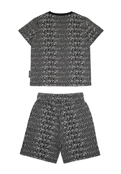 Completo nero con top a maniche corte e pantaloncini, caratterizzato da un motivo ripetuto in stile gotico bianco con la scritta "Richmond" su tutta la superficie.