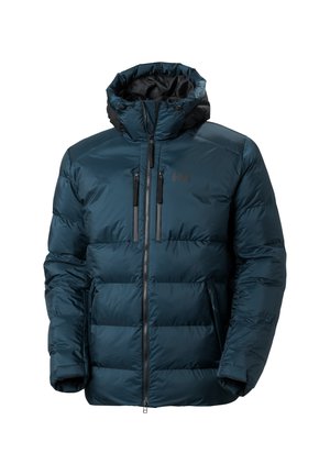 Chaqueta acolchada de color azul verdoso con cuello alto, cierre frontal con cremallera y dos bolsillos en el pecho con cremallera. Cuenta con un diseño acolchado y una textura ligera.