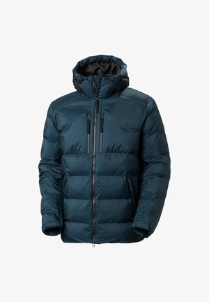 Chaqueta acolchada de color azul verdoso con cuello alto, cierre frontal con cremallera y dos bolsillos en el pecho con cremallera. Cuenta con un diseño acolchado y una textura ligera.