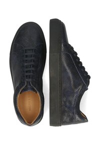 Zapatillas de cuero texturizado en color navy con un patrón de reptil, puntera redonda, suela plana de goma negra y diseño de cordones a juego.