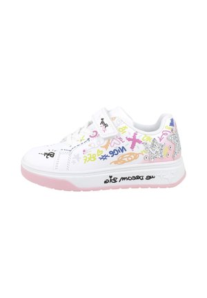 Sneakers bianchi con doodle colorati, dettagli glitterati e una suola rosa. Presentano una fascia in Velcro e una superficie testurizzata con dettagli grafici.
