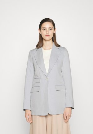 Blazer ajustado cinza claro com um único botão, dois bolsos e colarinho tipo lapela. Tecido fresco, forma estruturada e linhas limpas.